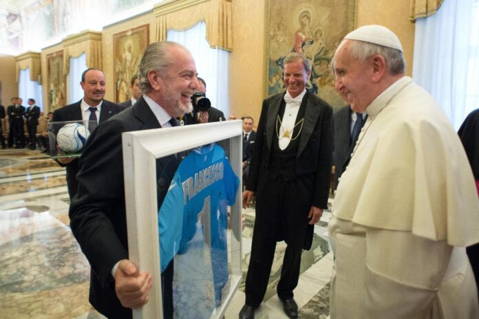 Aurelio De Laurentiis regala una maglia del Napoli a Papa Francesco