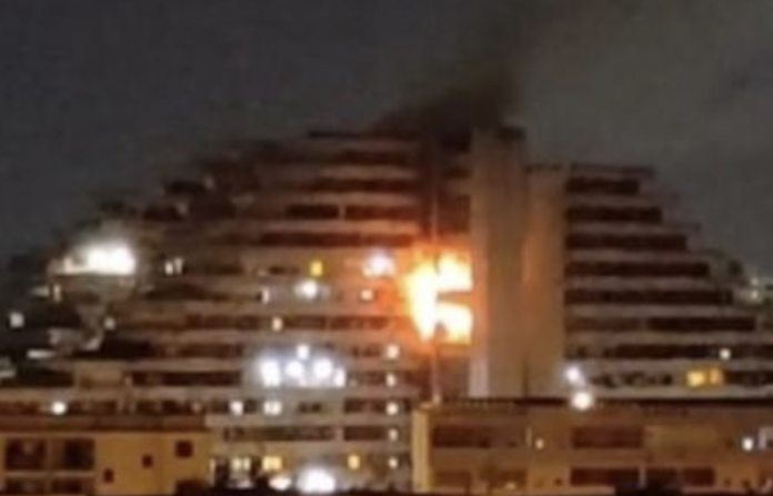 In fiamme la Vela rossa di Scampia