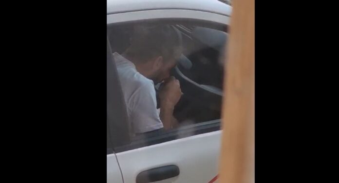 Un frame del video in cui si vede l'uomo sniffare cocaina nell'autopattuglia della vigilanza privata