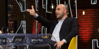 Lo scrittore Roberto Saviano, condannato per plagio nel romanzo "Gomorra", finge di usare una pistola nel corso di una trasmissione televisiva. La sua serie tv accusata di diffondere la cultura della violenza.