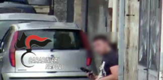 Killer puntano una pistola contro un'auto