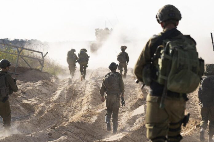 Questa foto, pubblicata dalle forze armate israeliane giovedì 2 novembre 2023, mostra operazioni terrestri all'interno della Striscia di Gaza. (Forze di Difesa Israeliane tramite AP) Associated Press/LaPresse Solo Italia e Spagna.