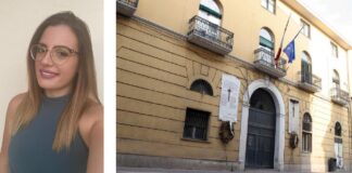 L'assessore Ines Della Gatta (non indagata), a destra il Comune di San Cipriano di Aversa