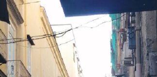 Gli agenti di polizia intervenuti sul posto dopo la richiesta di intervento da parte dei residenti.