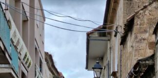 Via Santa Maria degli Angeli, Capodrise (Caserta). Una pattuglia della polizia municipale davanti all'abitazione dopo la richiesta di soccorso del figlio della vittima.