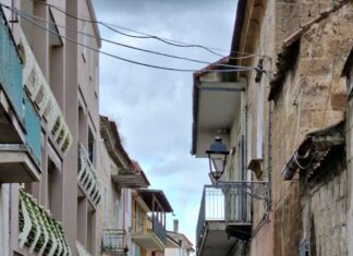 Via Santa Maria degli Angeli, Capodrise (Caserta). Una pattuglia della polizia municipale davanti all'abitazione dopo la richiesta di soccorso del figlio della vittima.
