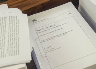 Via libera all’alba in commissione Bilancio. Salve le pensioni dei medici