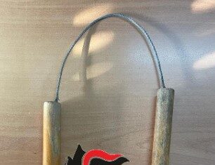 Napoli, tenta di strangolare la compagna con i nunchaku