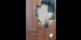 La porta d'ingresso della casa della 81enne data alle fiamme