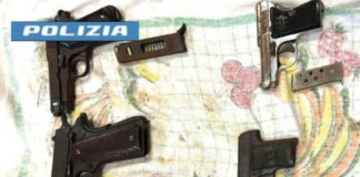Le armi del clan Mazzarella sequestrate.