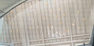 I buchi dei proiettili nel cancello d'ingresso dell'abitazione di Emanuele Libero Schiavone, figlio del boss Francesco detto Sandokan, recentemente diventato un collaboratore di giustizia. © foto Libra Editrice Scarl 2024