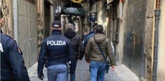 La polizia tra i vicoli del centro storico di Napoli