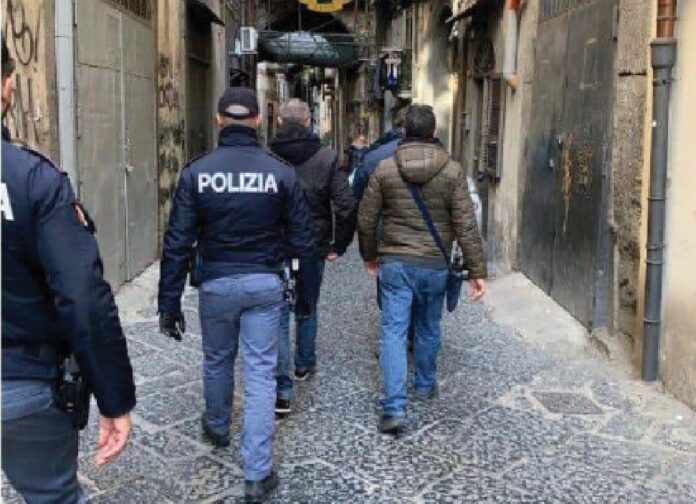 La polizia tra i vicoli del centro storico di Napoli