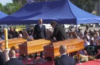 Scampia, lacrime e rabbia ai funerali delle vittime del crollo