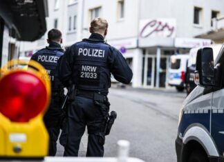 Attacco con coltello tra la folla: tre morti e 5 feriti gravi. Un arresto, ma non è l’attentatore