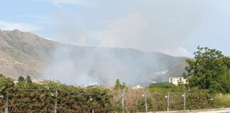 San Prisco, incendio a ridosso della variante Anas