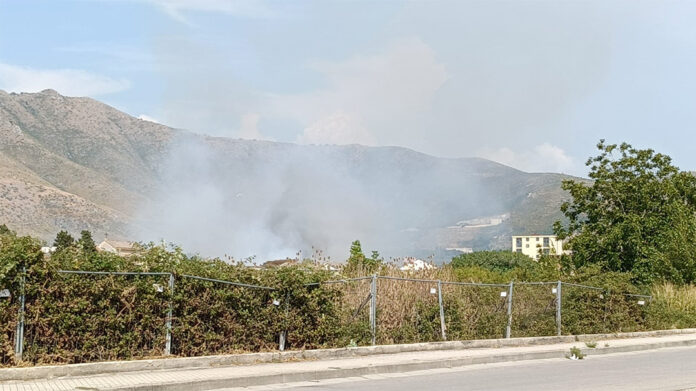 San Prisco, incendio a ridosso della variante Anas