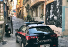 Soldi falsi in cambio di bitcoin, maxi blitz ai Quartieri Spagnoli: 12 arresti