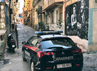 Soldi falsi in cambio di bitcoin, maxi blitz ai Quartieri Spagnoli: 12 arresti