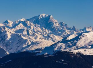 Monte Bianco, distacco da ghiacciaio: un morto e 4 feriti