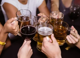 Somministra bevande alcoliche a minorenni: chiuso un bar storico in centro
