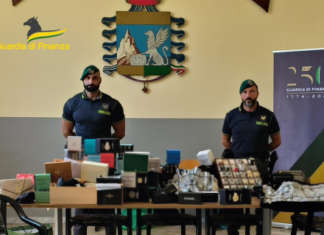 Napoli, sequestrati 120mila articoli per la scuola contraffatti e pericolosi Operazione della guardia di finanza