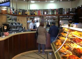 Saccheggiata una rinomata pasticceria di Torre del Greco: rubati soldi e macchinari