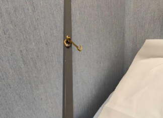 Napoli, uomo sfonda la porta del triage di Villa Betania