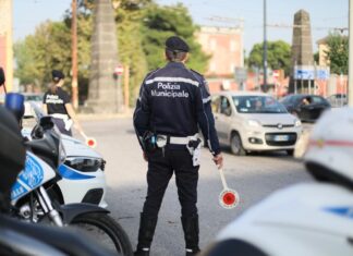 Operazione contro le biciclette elettriche irregolari a Napoli: 21 veicoli sequestrati