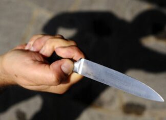 Coltellate a Pinetamare, gli indagati diventano 6