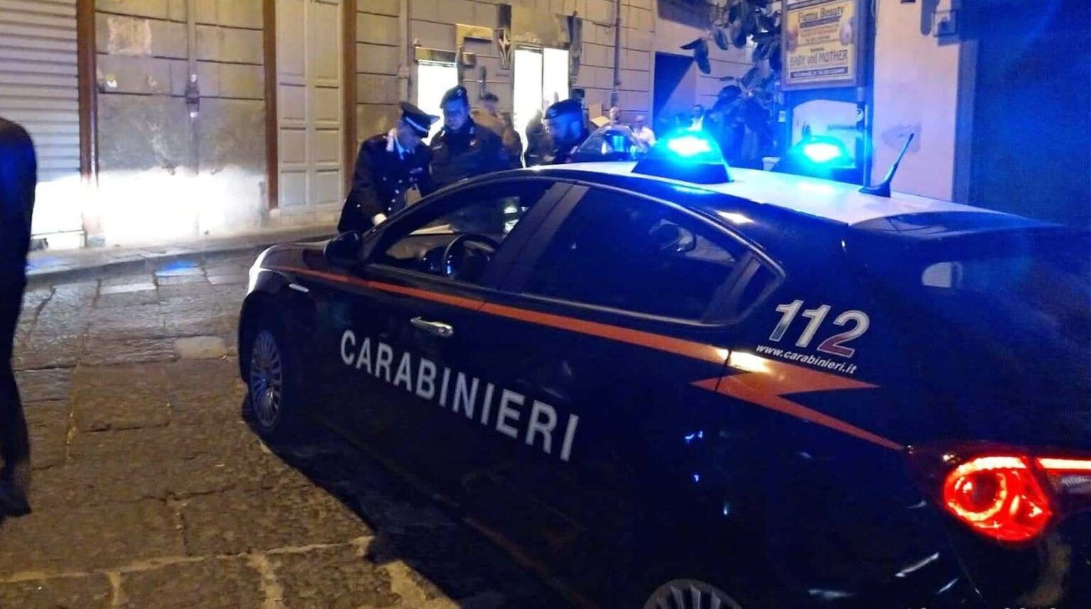 Uomo Uccide La Moglie E Ferisce Figli, Madre E Vicino Di Casa, Poi Si ...