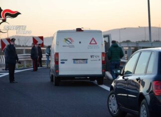 Colpo da 2 milioni e mezzo al corriere I-Phone: presi in 4 a Castellammare di Stabia