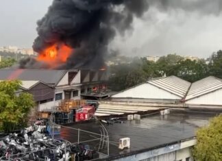 Napoli. Ponticelli, vasto incendio in via De Roberto