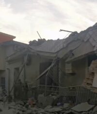 Palazzina crolla a Napoli dopo un’esplosione: una famiglia sotto le macerie