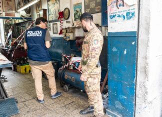 Blitz della Polizia: sequestrata un’officina abusiva a Napoli. Furto di energia elettrica, acqua e…