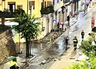 Nubifragio mette in ginocchio Napoli: una voragine nel quartiere Vomero