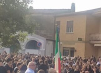 Strazio al funerale di Giuseppe: assente il padre che non ha retto al dolore