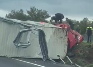 Camion ribaltato, l’autista incastrato nella cabina. Operazioni attivi per salvargli la vita. LA FOTO