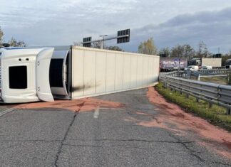 Camion si ribalta e invade le 3 corsie: terribile incidente in direzione Caserta e Napoli