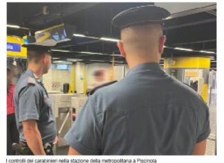 Giovani armati nelle stazioni metro