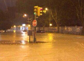 Maltempo, strade allegate: un camion finisce in una buca