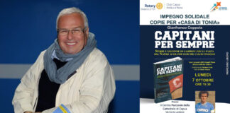 Gianfranco Coppola e la locandina dell'evento per la presentazione del libro "Capitani per sempre"
