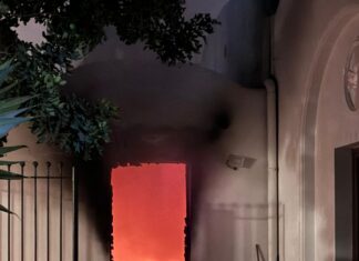 Incendio in parrocchia ad Anacapri, donna ustionata