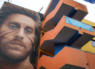 Zaino prende fuoco nel liceo Vittorini per una power bank: 7 intossicati