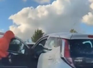 Shock sulla superstrada, scendono dalla Mercedes nel traffico e cercano di rubare un’altra auto