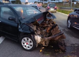 Si schianta per fuggire ai rapinatori