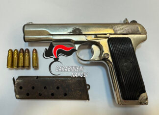 Movida violenta a Napoli, 16enne in giro con una pistola serba