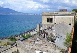 Castellammare di Stabia, incendio nel Palazzo dei Ferrovieri