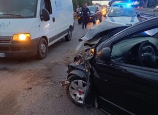 Speronato sull’asse mediano, si schianta fuori strada: “Potevo morire”