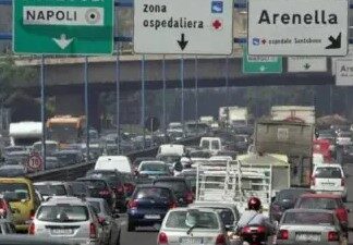 Napoli. Auto contro furgone in avaria in Tangenziale: due feriti e traffico in tilt